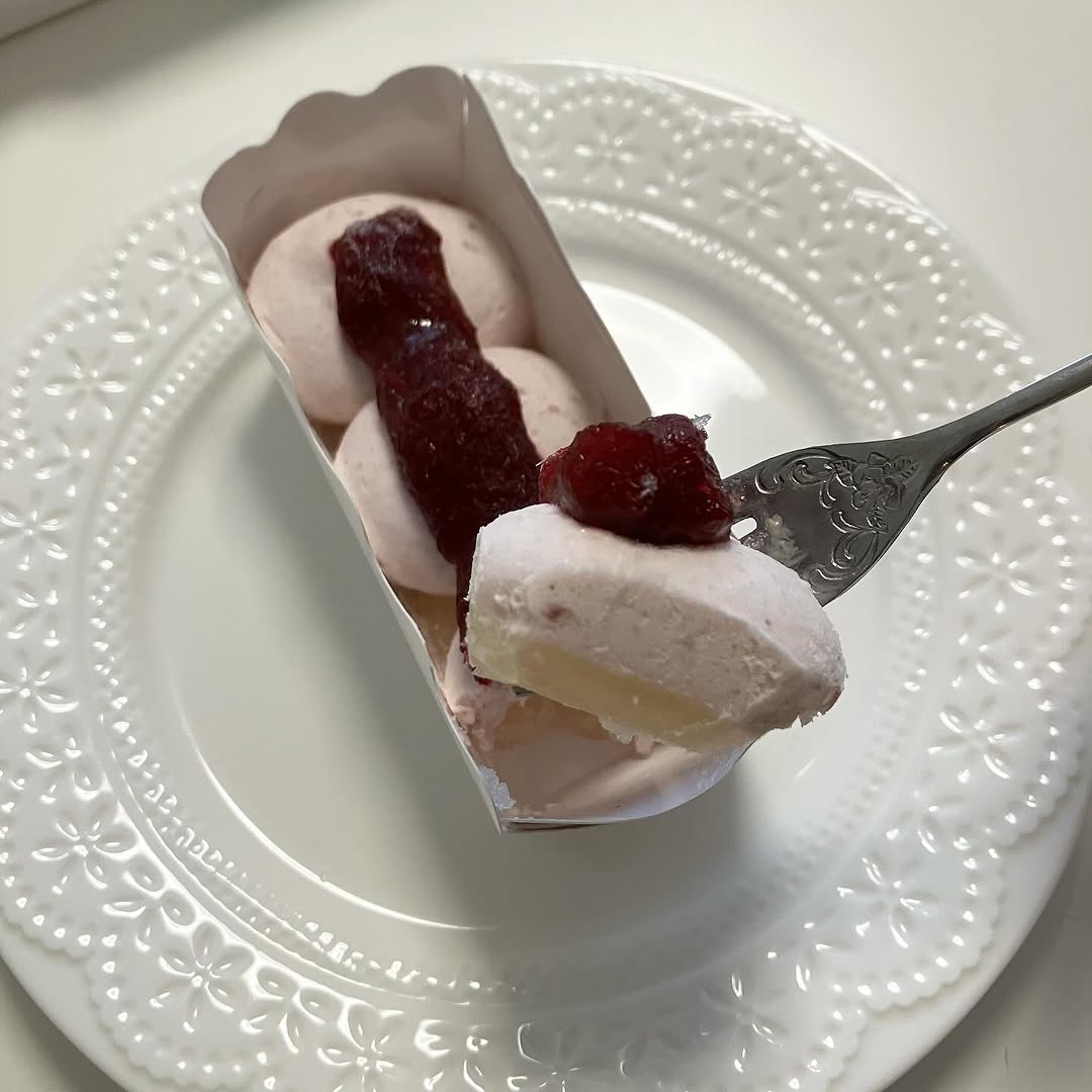 甘酸っぱいベリーのソースとムース、レモン風味の寒天ゼリーが相性抜群