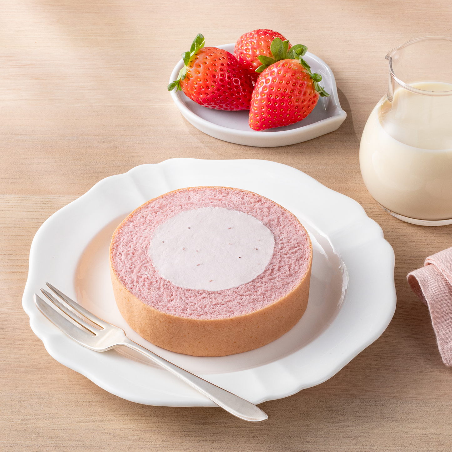 ふんわりロールケーキ豆乳クリーム仕立て　ストロベリー