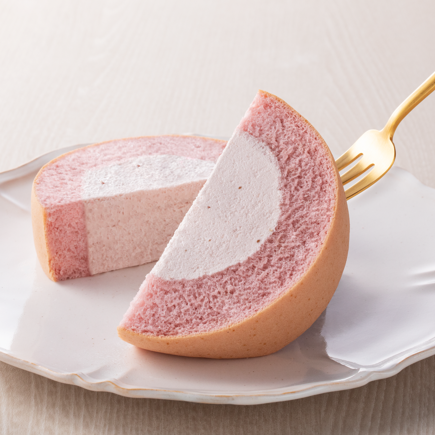 ふんわりロールケーキ豆乳クリーム仕立て　ストロベリー