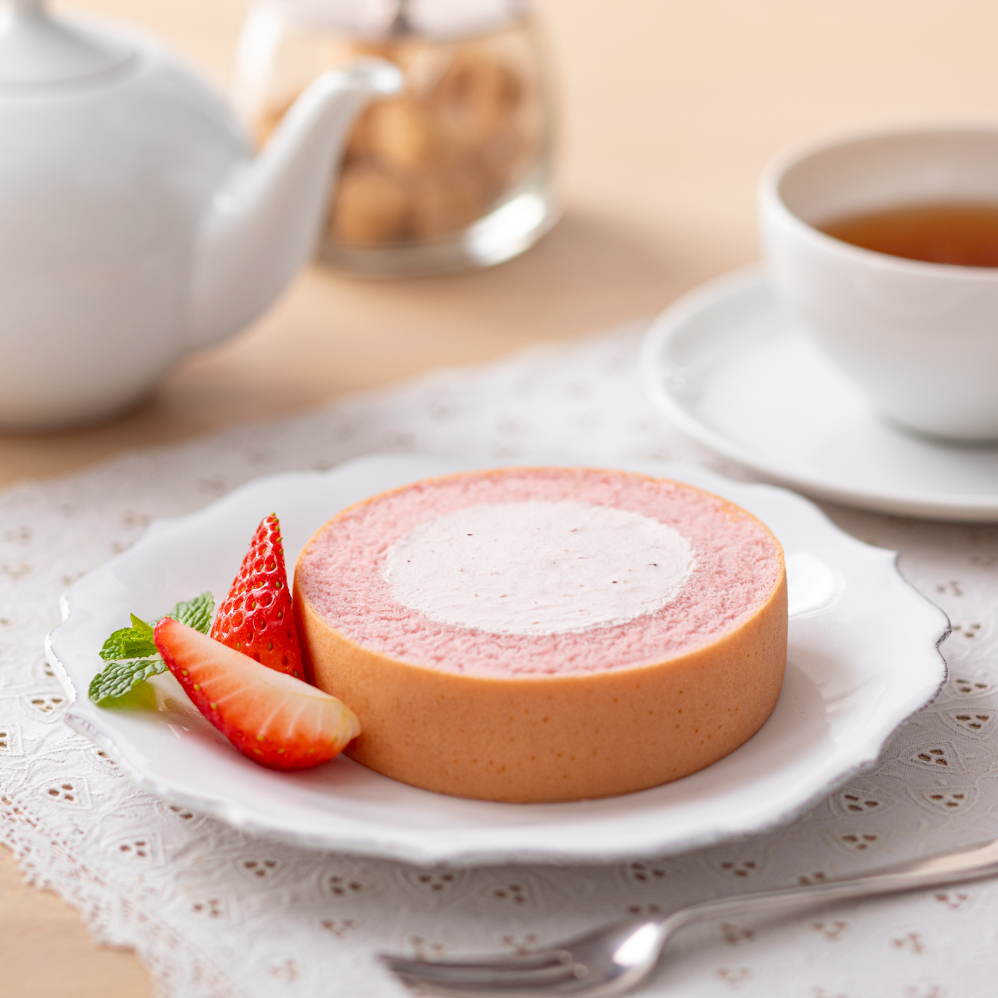 ふんわりロールケーキ豆乳クリーム仕立て　ストロベリー