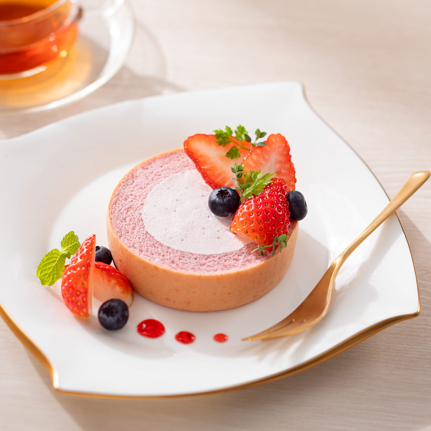 ふんわりロールケーキ豆乳クリーム仕立て　ストロベリー